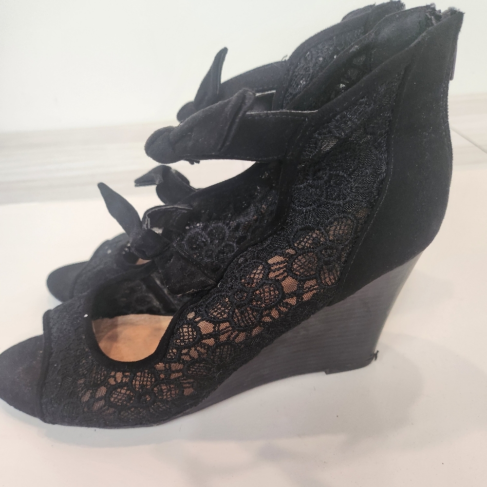 Lace wedge shoes